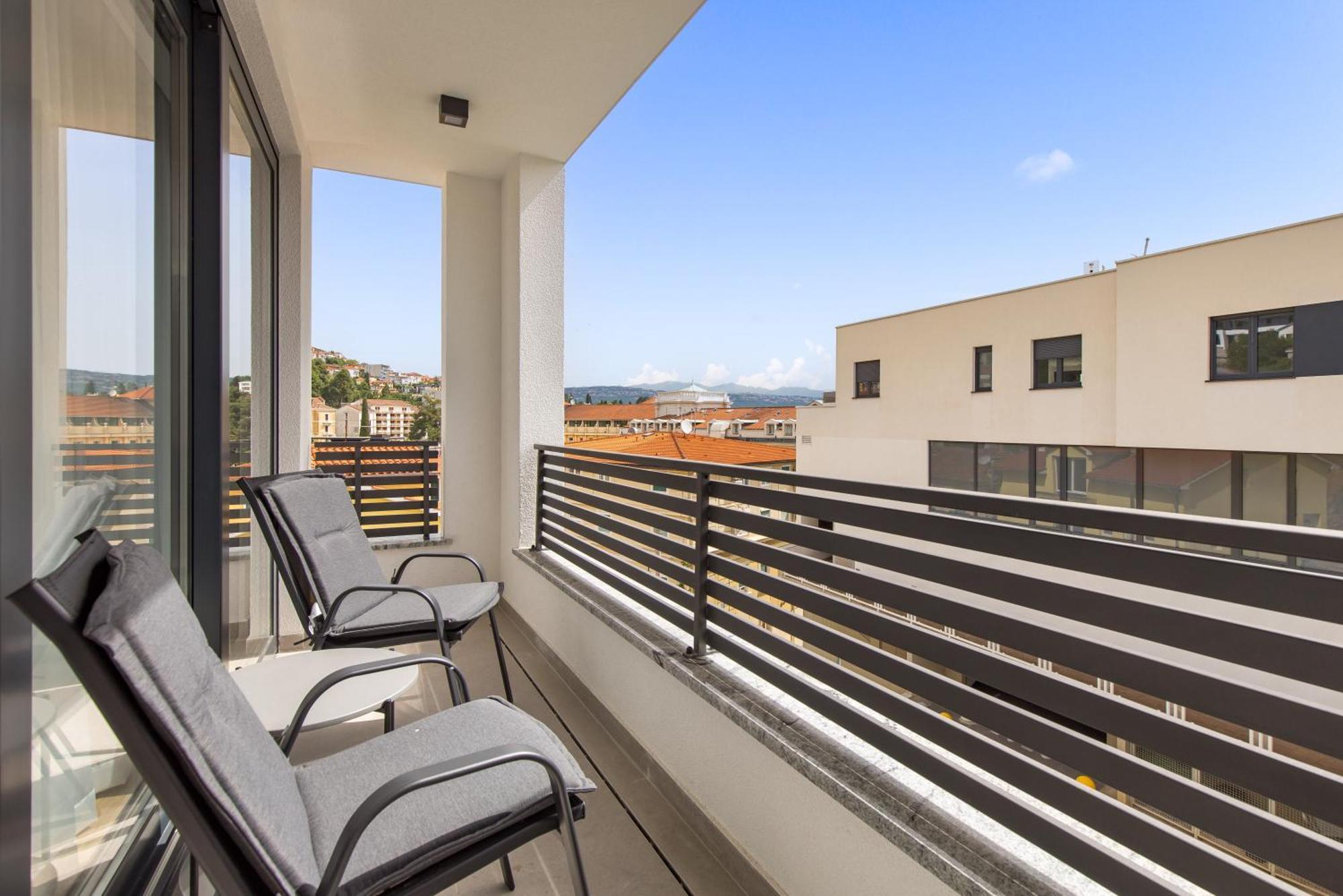 Belinda With Balcony & Private Parking Apartma *