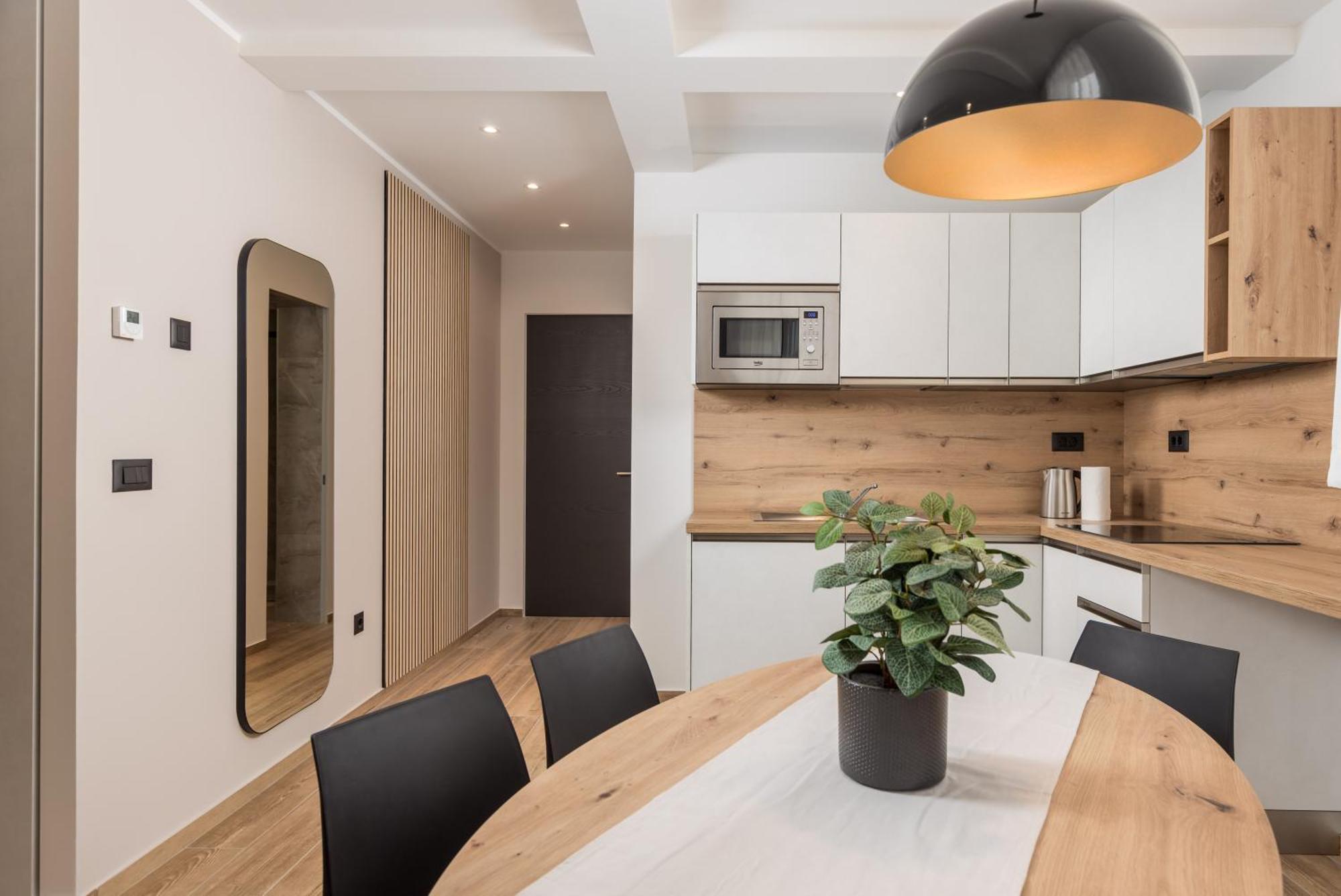 Belinda With Balcony & Private Parking Apartma *