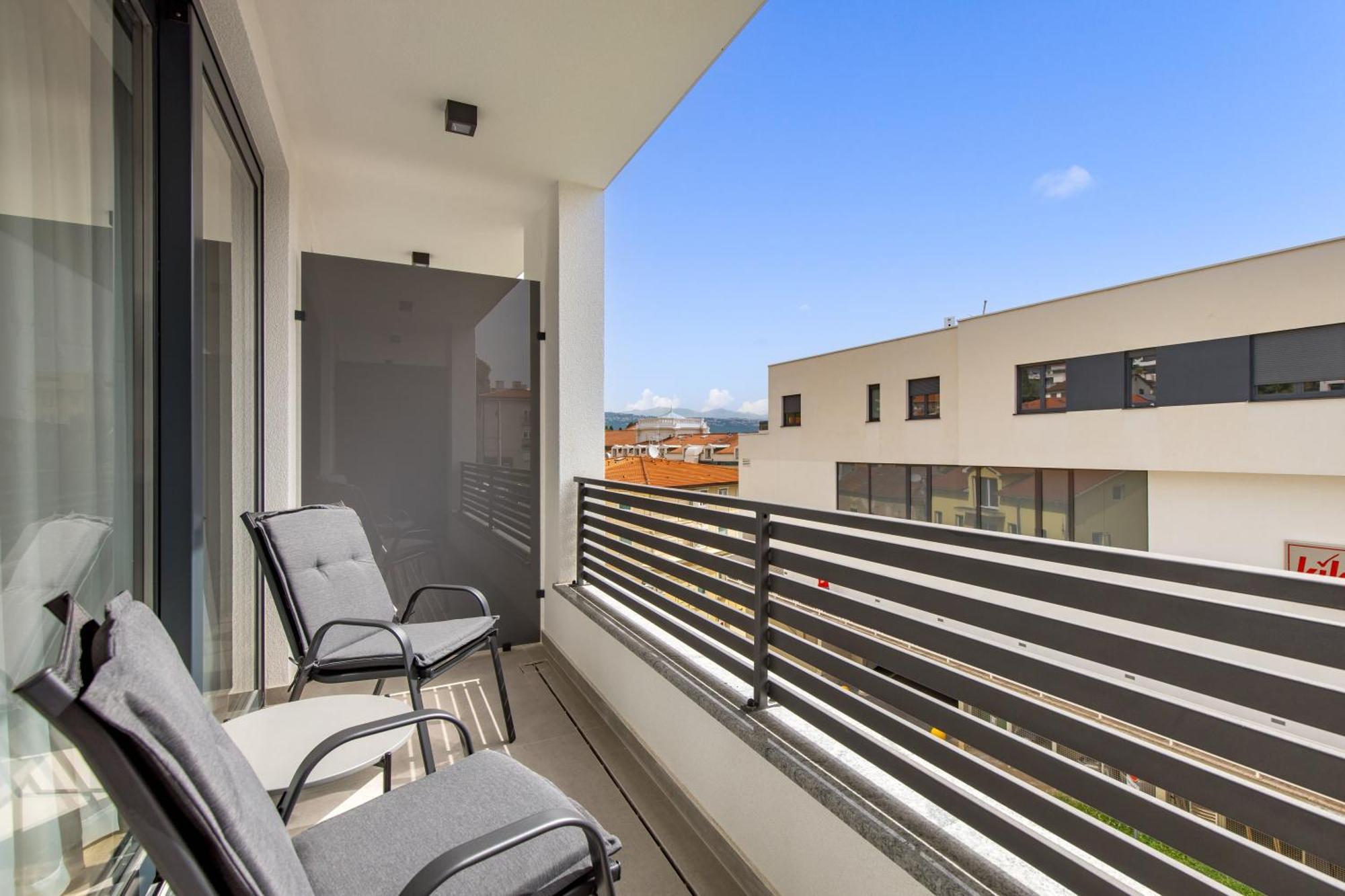 Belinda With Balcony & Private Parking Apartma *