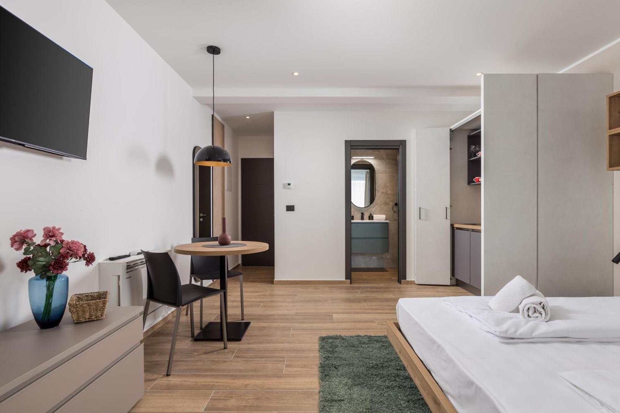 Belinda With Balcony & Private Parking Apartma