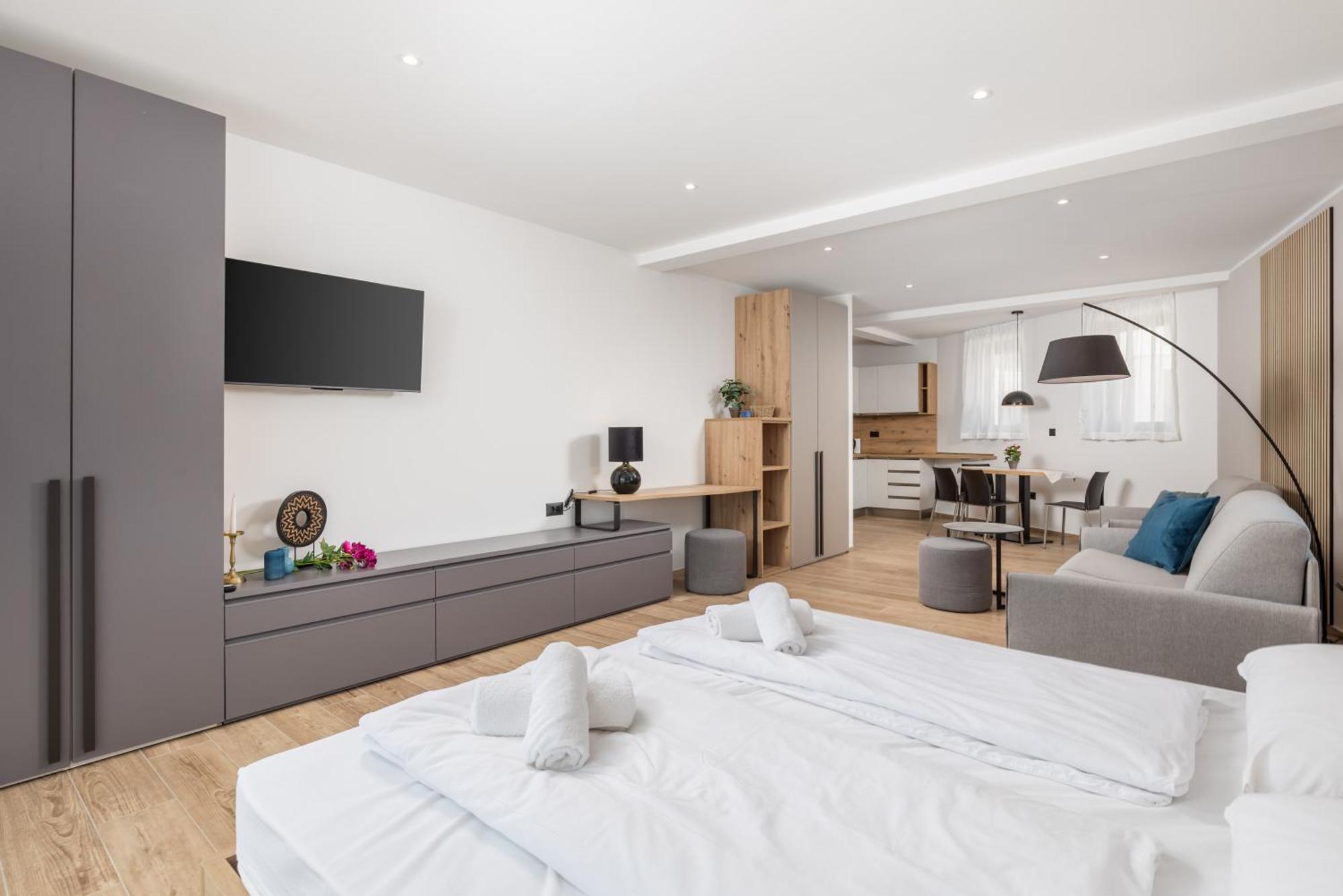 Belinda With Balcony & Private Parking Apartma *