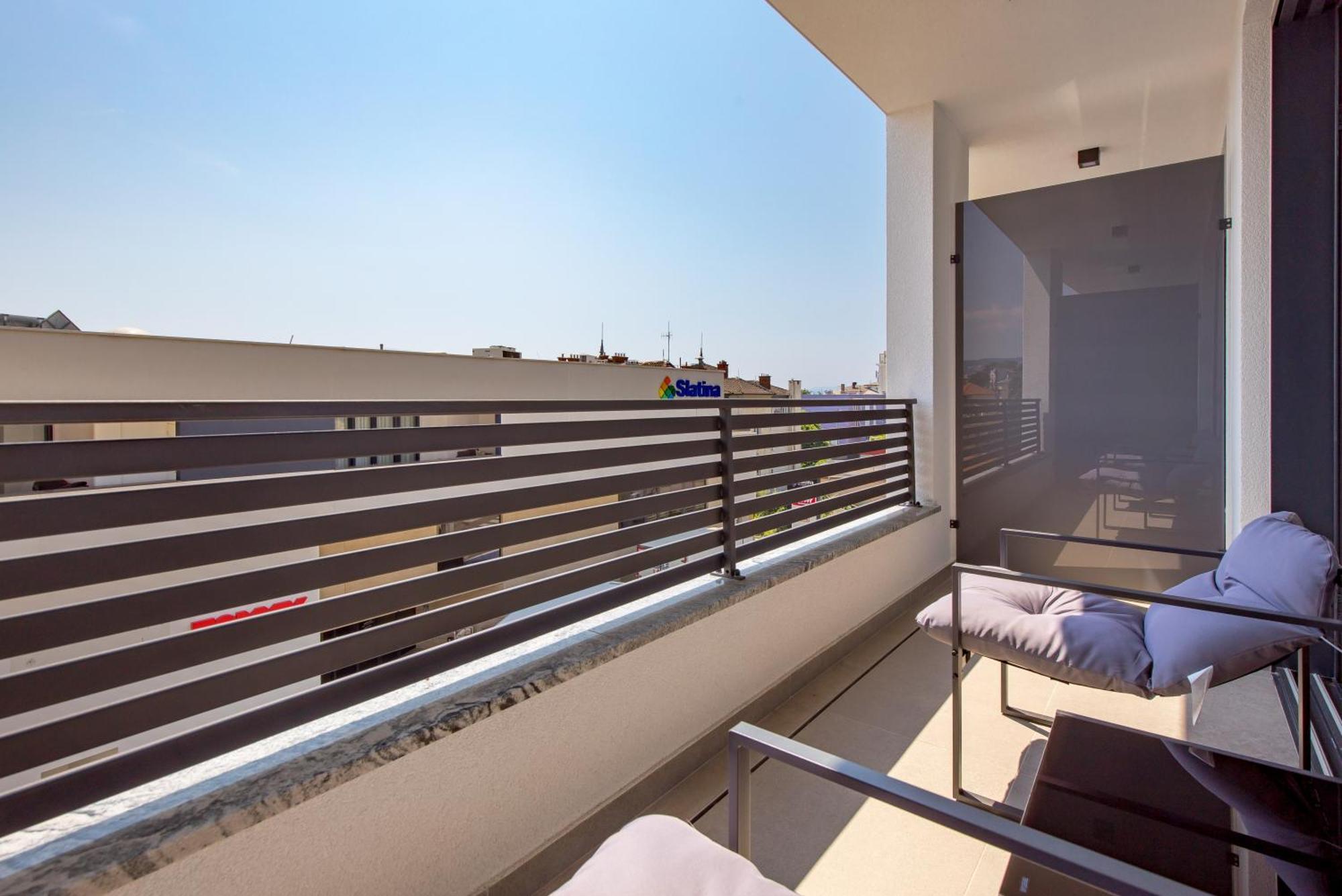 Belinda With Balcony & Private Parking Apartma