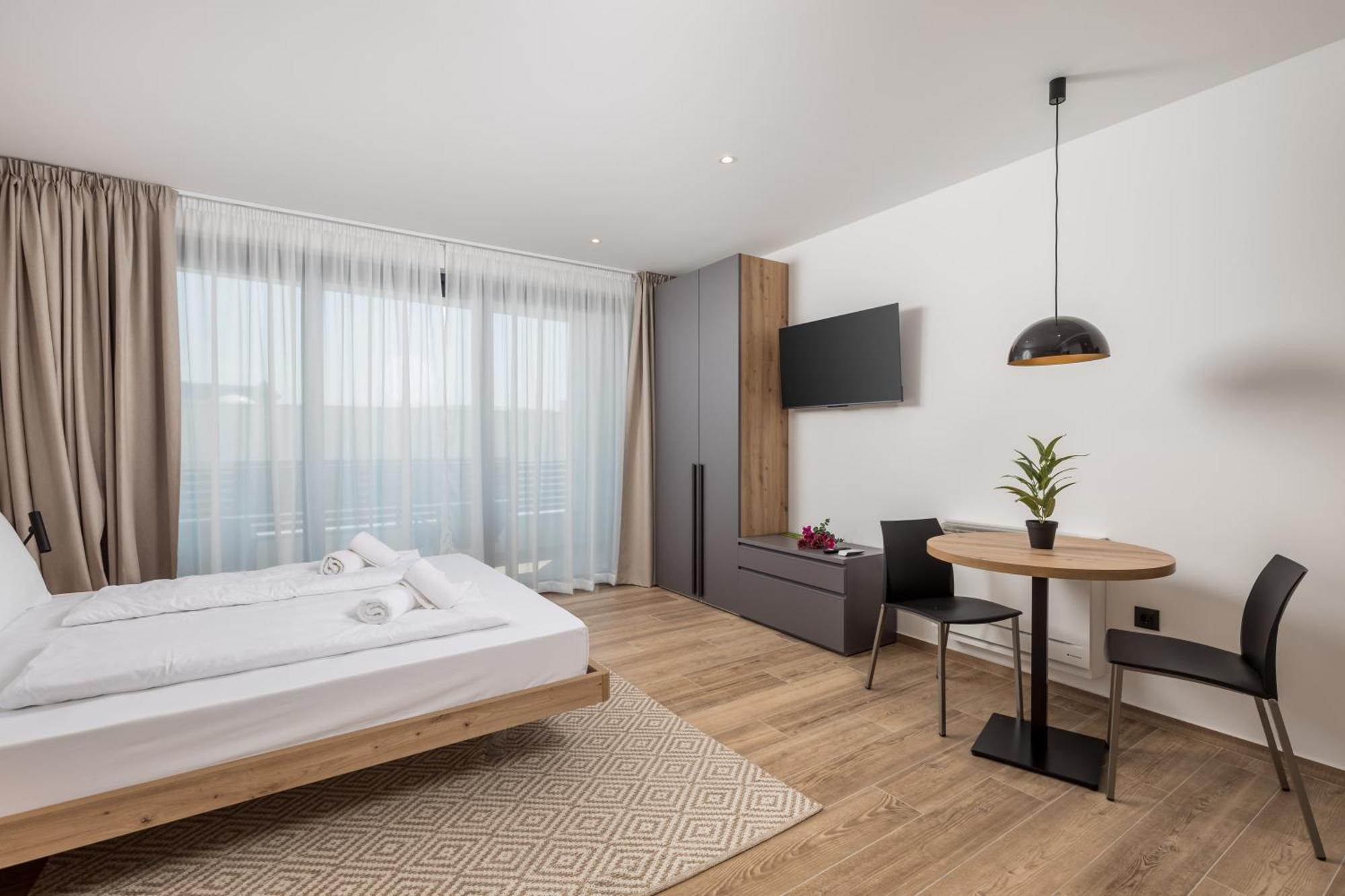 Apartma Belinda With Balcony & Private Parking *