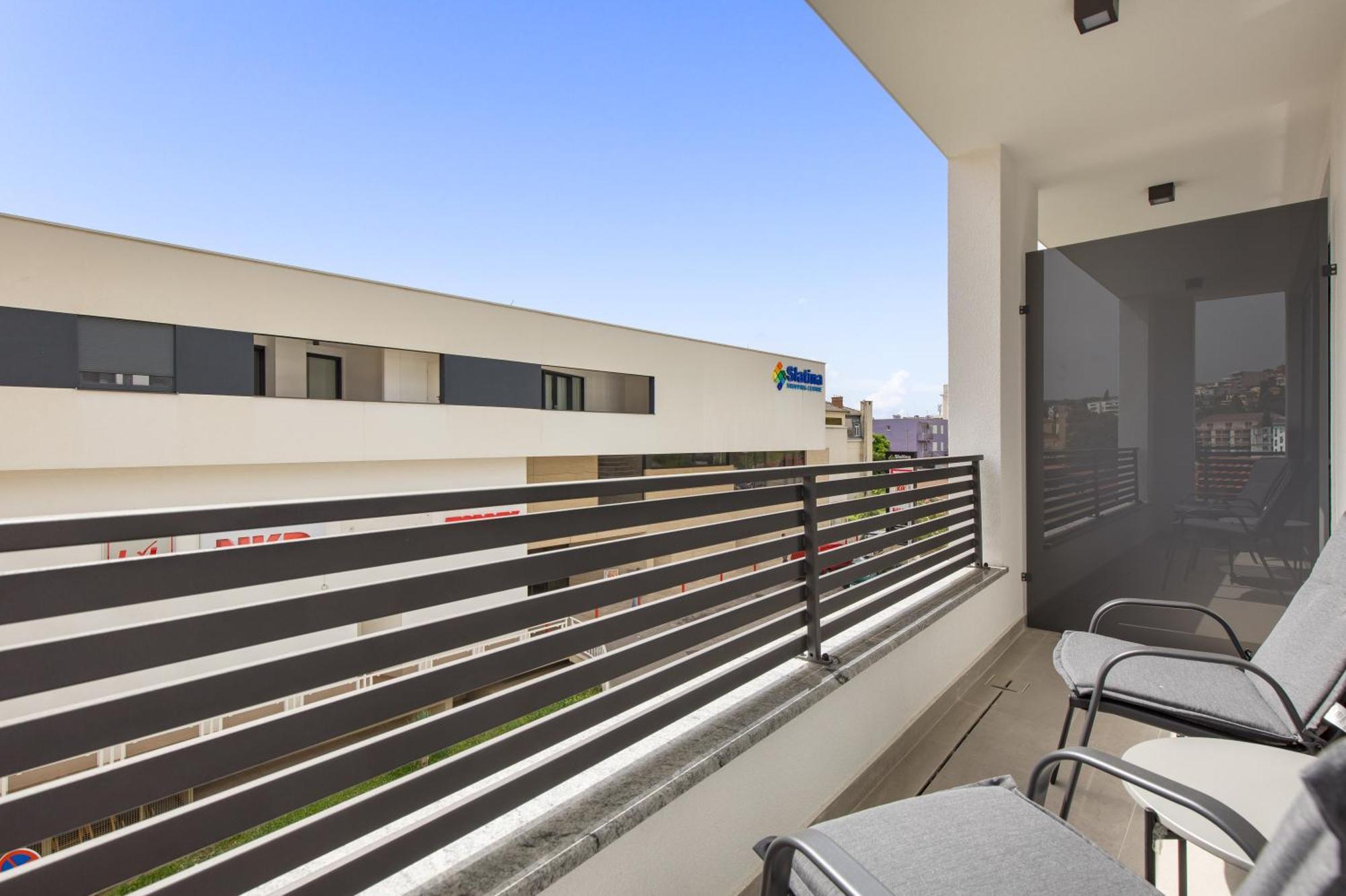 Belinda With Balcony & Private Parking Apartment
