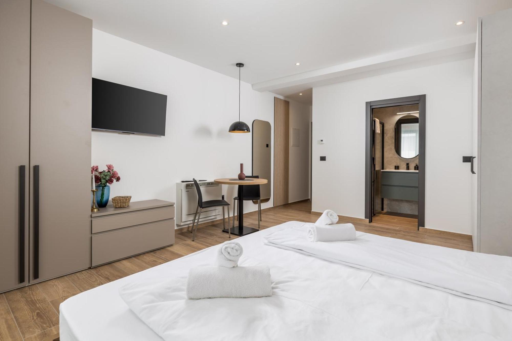 Belinda With Balcony & Private Parking Apartman