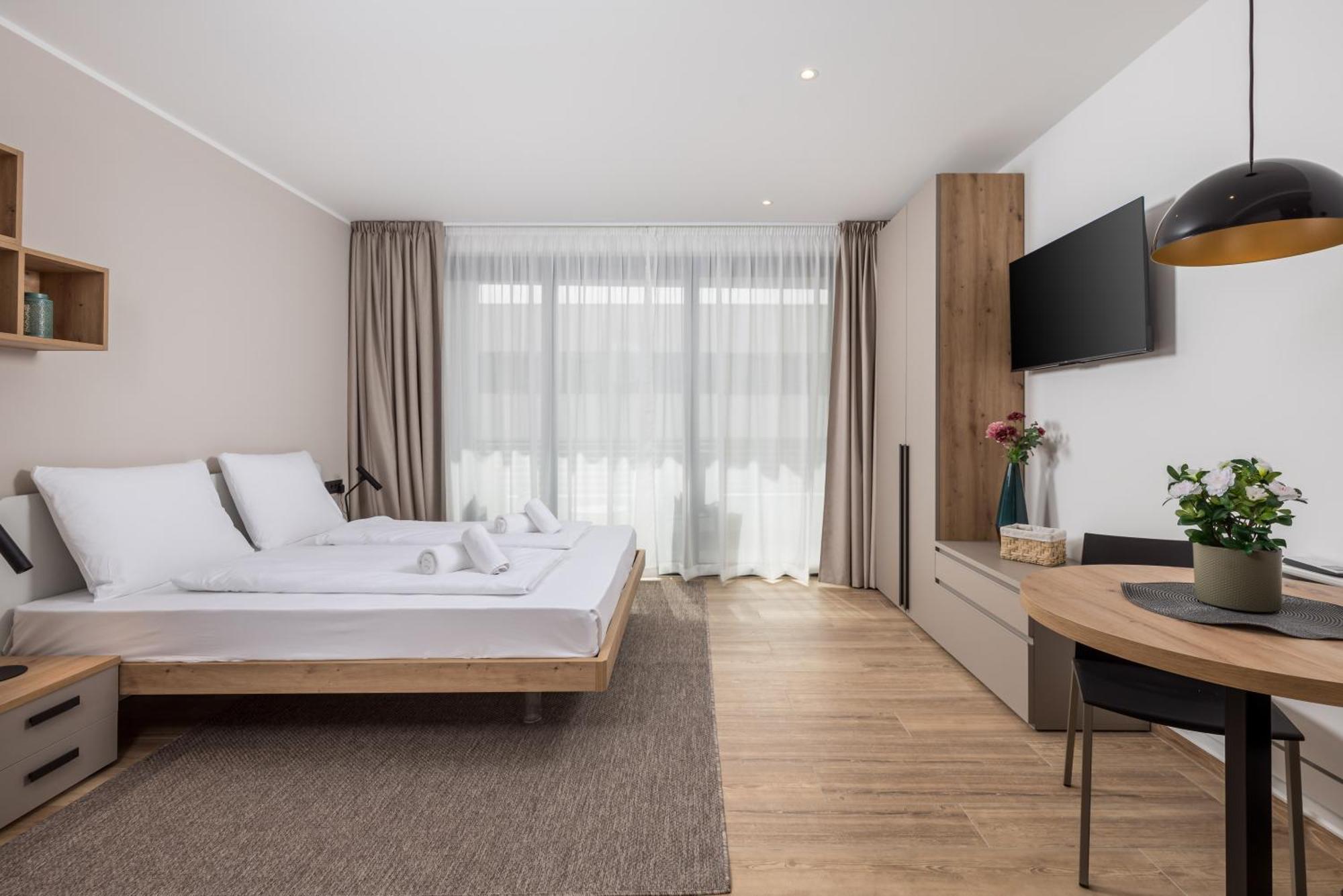 Belinda With Balcony & Private Parking Apartman
