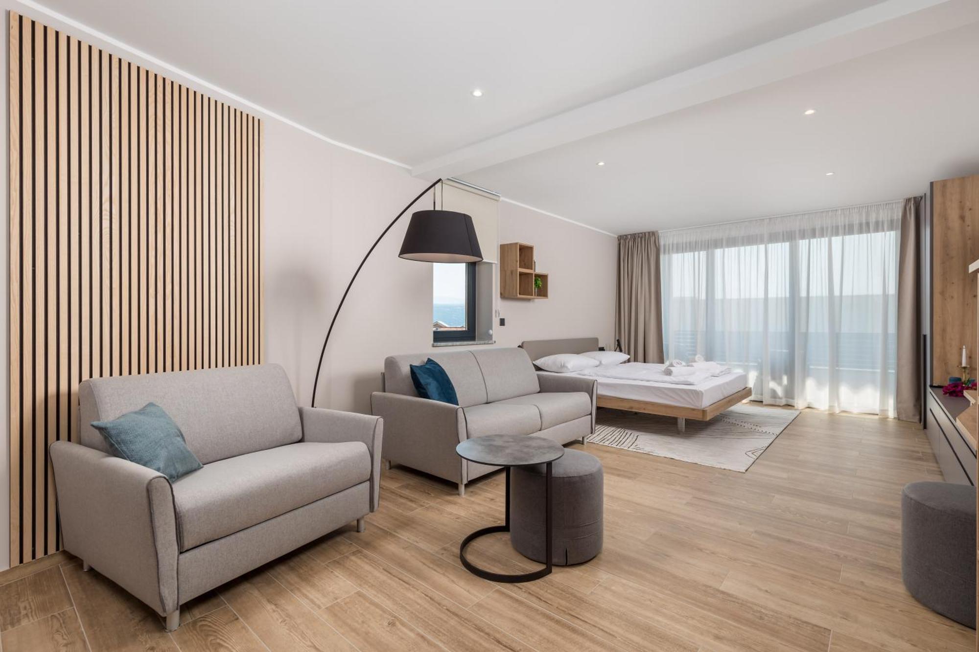 Belinda With Balcony & Private Parking Apartman