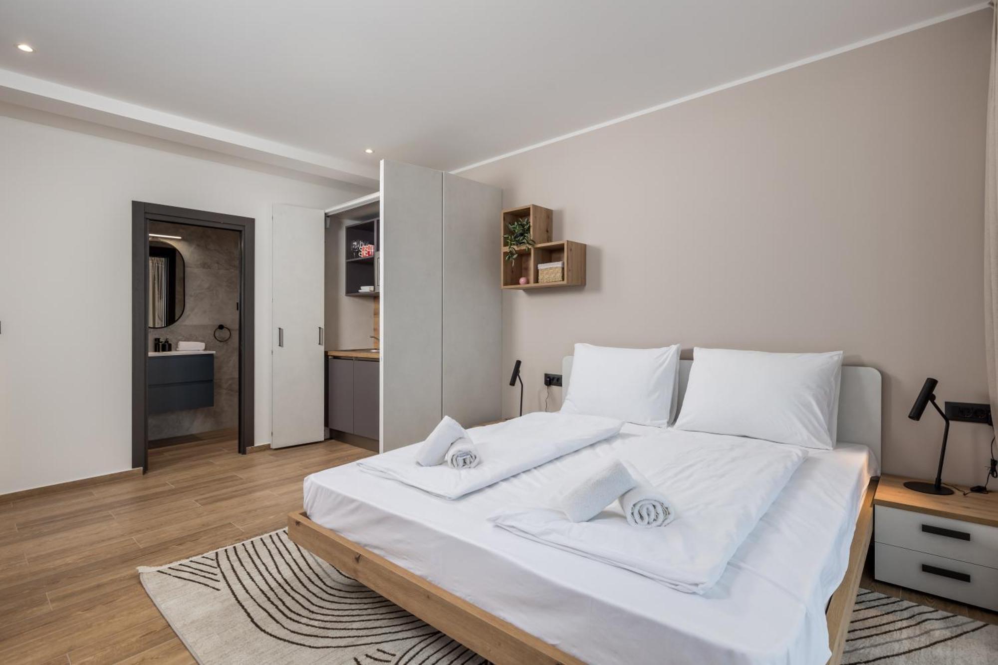 Belinda With Balcony & Private Parking Apartman