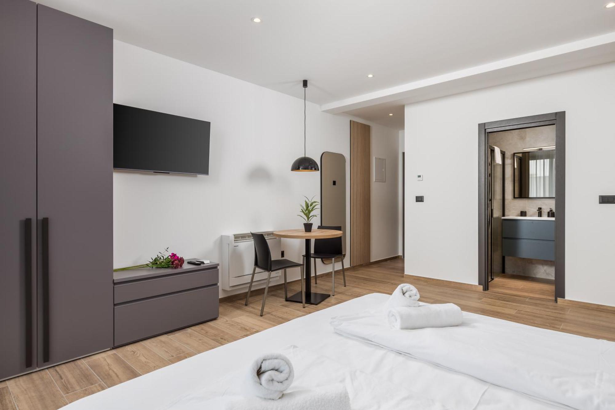 Belinda With Balcony & Private Parking Apartman *